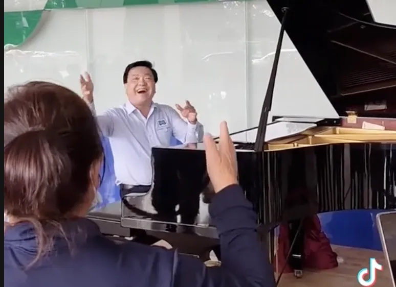 Bất ngờ với clip “bác sĩ đàn, bệnh nhân ung thư hát”