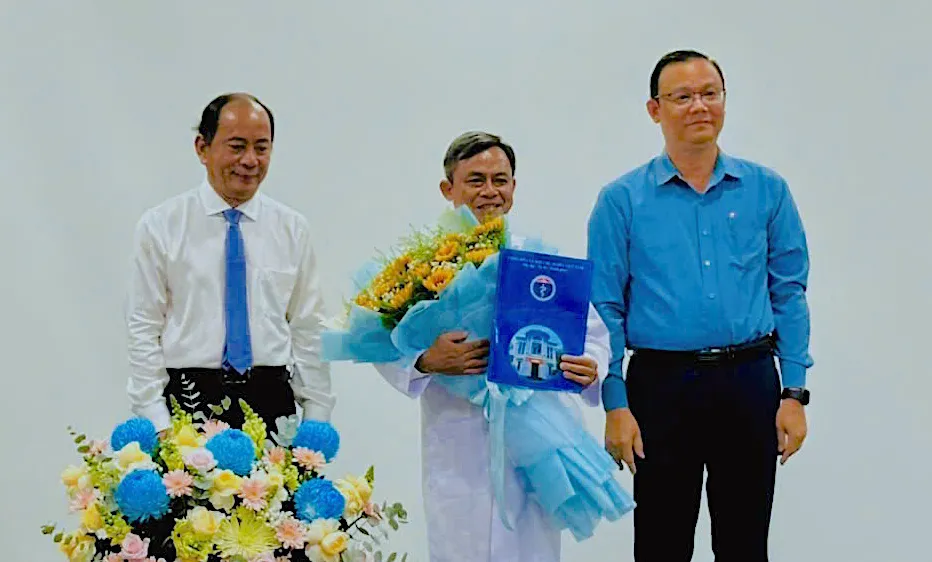 PGS.TS.BS Tăng Chí Thượng, GIám đốc Sở Y tế TPHCM trao quyết định bổ nhiệm BS Hoàng Mạnh Cường làm Giám đốc Bệnh viện Chấn thương chỉnh hình TPHCM