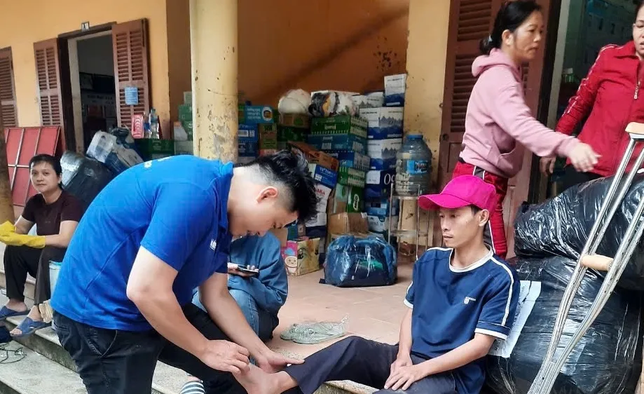 Bác sĩ TPHCM xúc động với thầy giáo vùng lũ