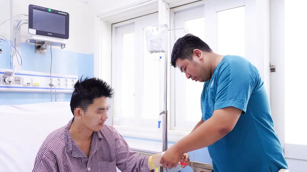 Căn bệnh nguy hiểm khiến người đàn ông gục ngã khi đang chơi cầu lông 