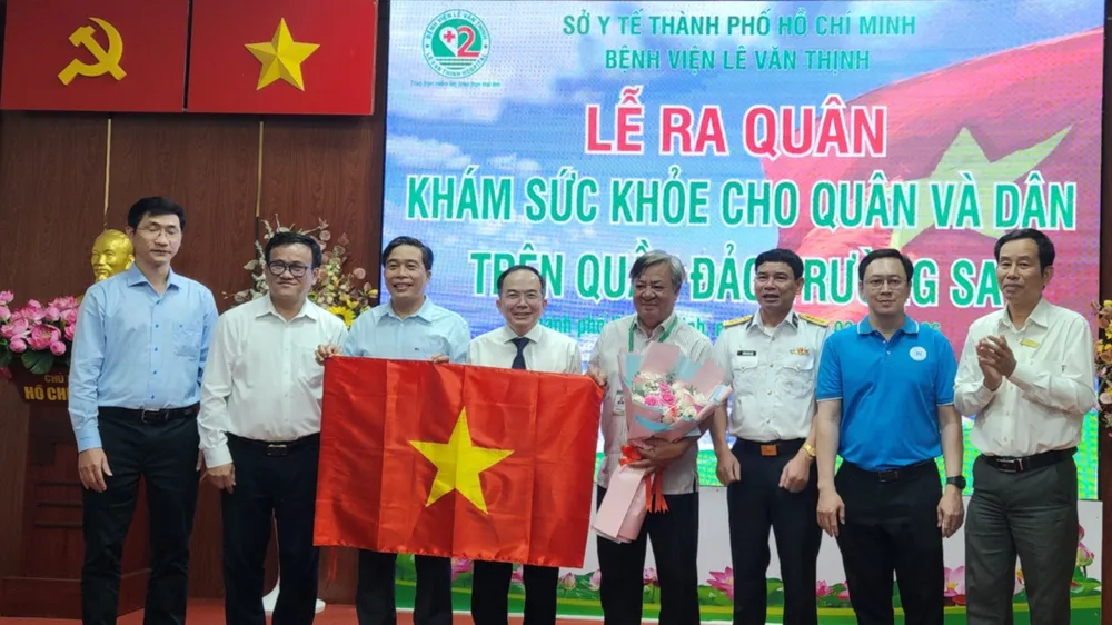 Đoàn y, bác sĩ TPHCM lên đường thực hiện nhiệm vụ tại Trường Sa