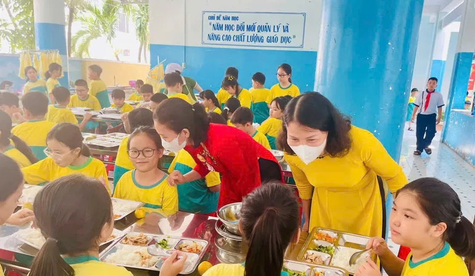 Đoàn công tác UBND phường Tam Thắng (TPHCM) giám sát bữa ăn bán trú tại Trường Tiểu học Lê Lợi. 