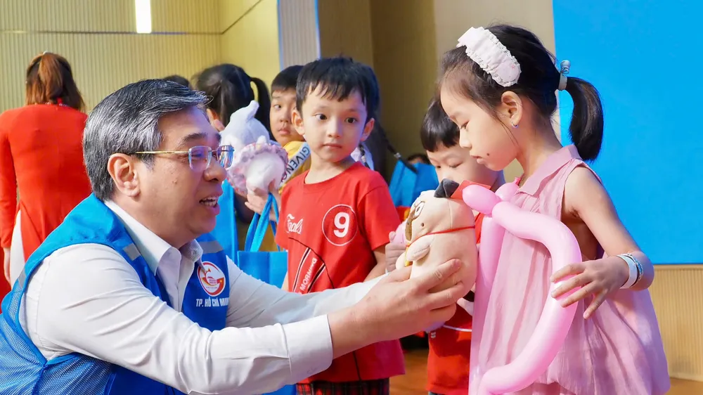 Phó Bí thư Thành ủy TPHCM Nguyễn Phước Lộc: Không để quyền được học tập của trẻ em bị gián đoạn vì bệnh tật