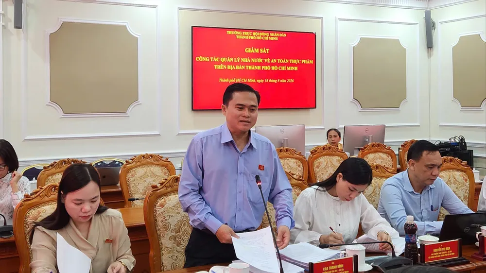 Áp lực kiểm soát an toàn thực phẩm với thức ăn đường phố, bữa ăn học đường 