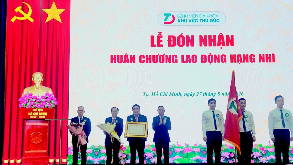 Bệnh viện Đa khoa Khu vực Thủ Đức đón nhận Huân chương Lao động hạng nhì