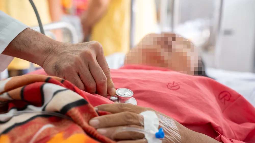 Vụ cây gãy đổ trong cơn mưa tại TPHCM: Người vợ đa chấn thương 
