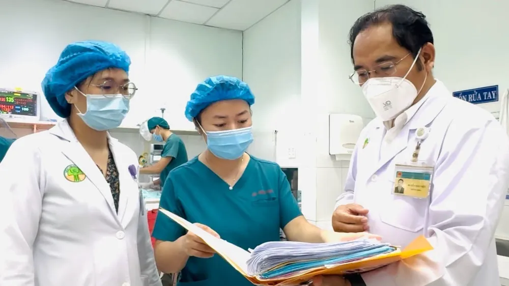 Phẫu thuật khẩn cứu bé trai phù não sau vài ngày sốt