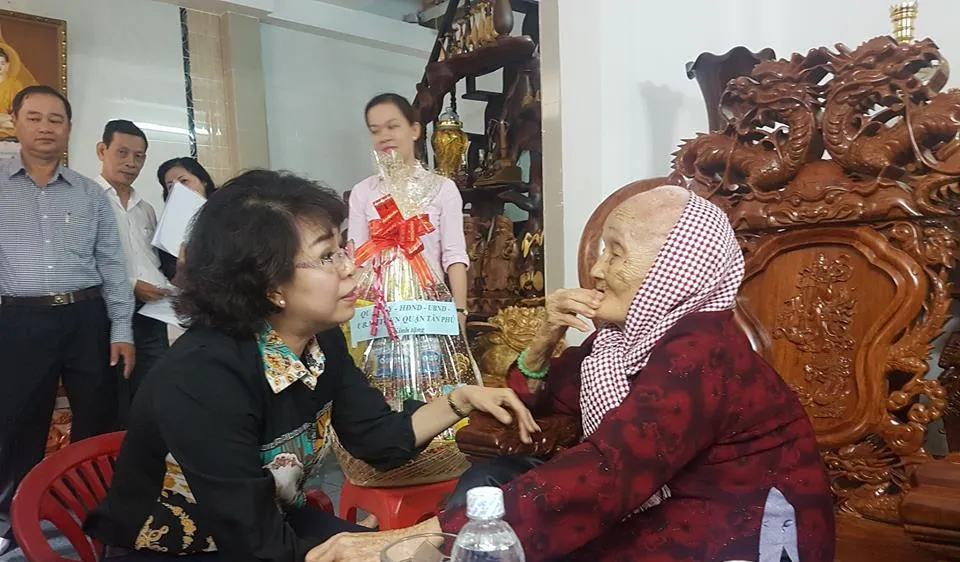 Chủ tịch Ủy ban MTTQ Việt Nam Tô Thị Bích Châu thăm hỏi sức khỏe Mẹ Việt Nam Anh hùng Nguyễn Thị Đời