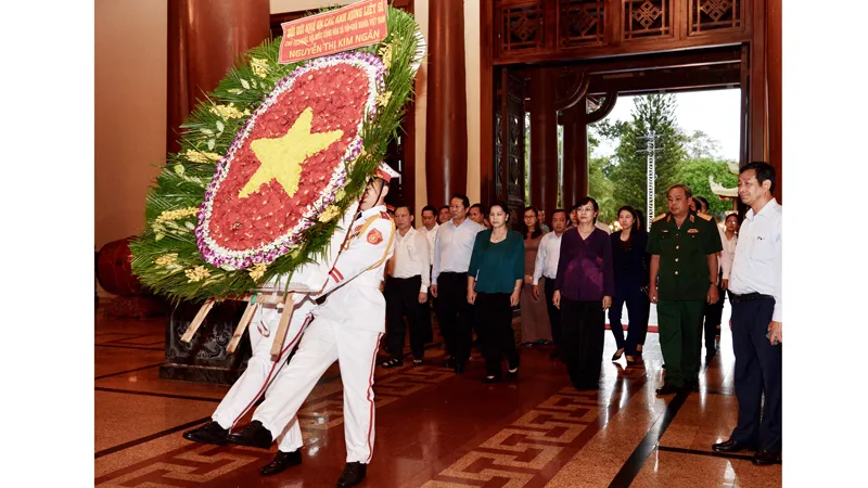 Đoàn đại biểu thành kính dâng lên vòng hoa tươi thắm tỏ lòng biết ơn vô hạn các anh hùng, liệt sĩ tại Đền Bến Dược