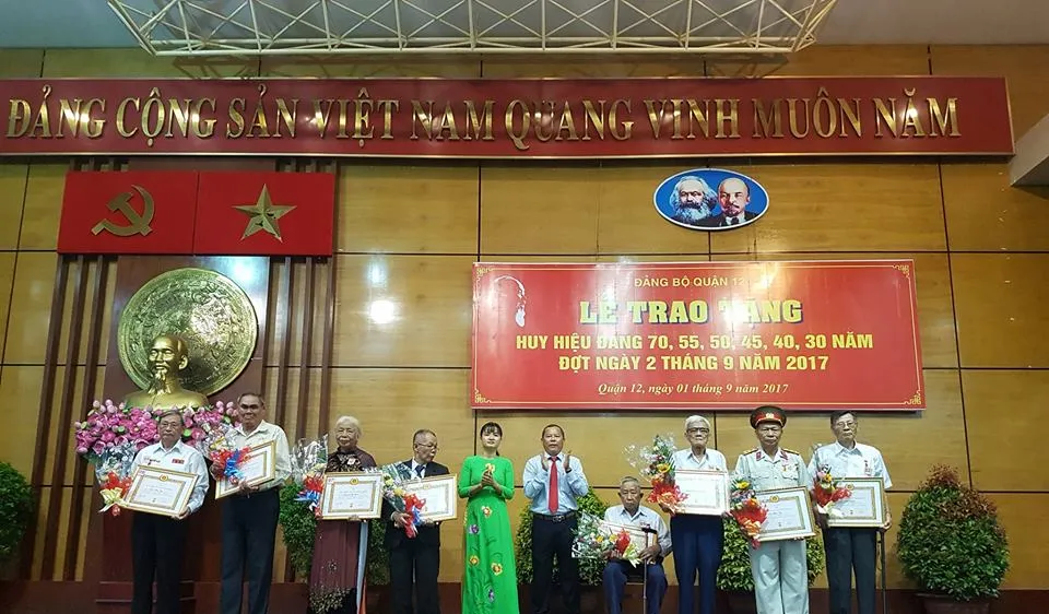 Trao Huy hiệu 55, 50 năm tuổi Đảng cho 7 đảng viên