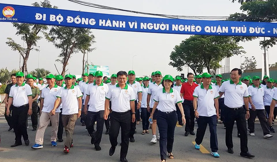 Các đồng chí lãnh đạo TPHCM tham gia cuộc đi bộ "Vì người nghèo" sáng 11-11-2017.