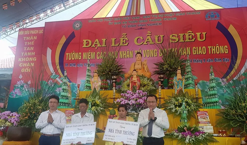 Đại diện Ủy ban Trung ương MTTQ Việt Nam và Ủy ban ATGTQG trao tặng tiền xây dựng nhà tình thương cho 2 gia đình có người thân tử nạn do TNGT