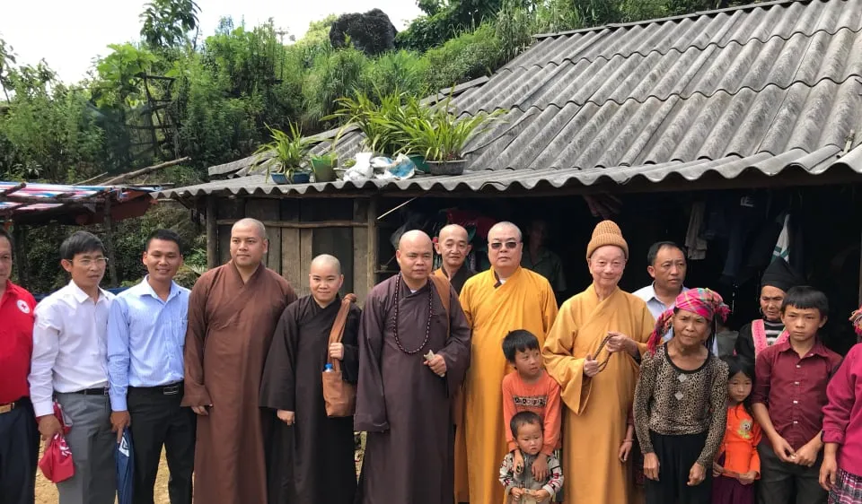  Đoàn đến thăm hỏi một hộ dân ở huyện Mường Tè (tỉnh Lai Châu)