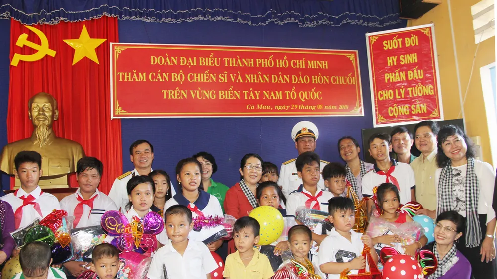 Tặng cán bộ, chiến sĩ đảo Hòn Chuối công trình vườn rau, chăn nuôi 