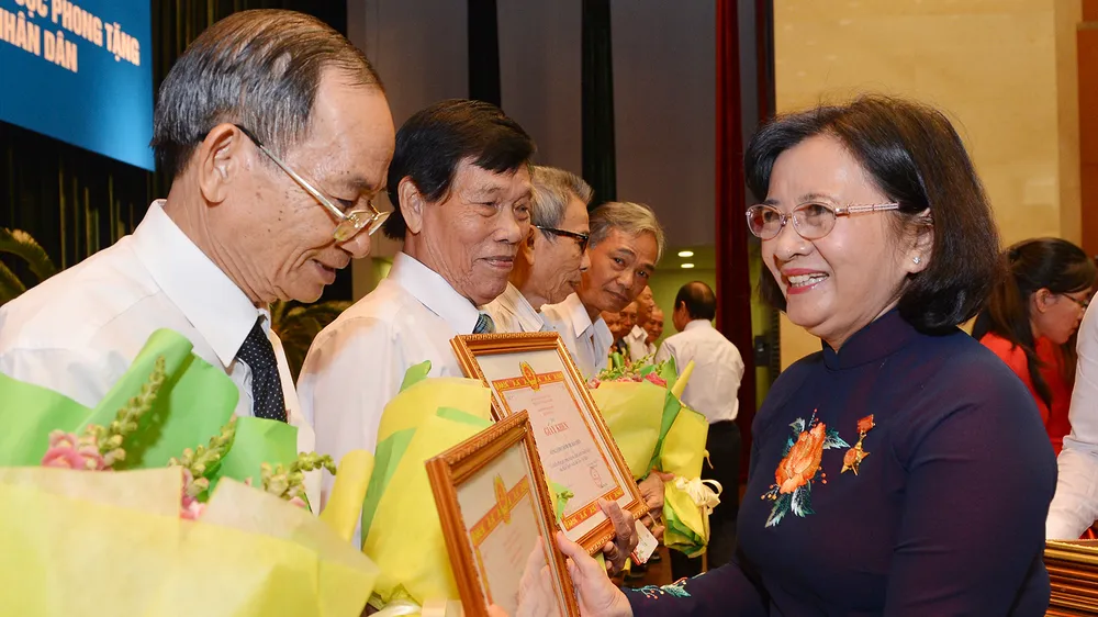 Phó Bí thư Thành uỷ TPHCM Võ Thị Dung tặng giấy khen cho các cá nhân có nhiều đóng góp tích cực cho công tác chính sách, truyền thống khối Tuyên huấn Sài Gòn - Gia Định. Ảnh: VIỆT DŨNG 