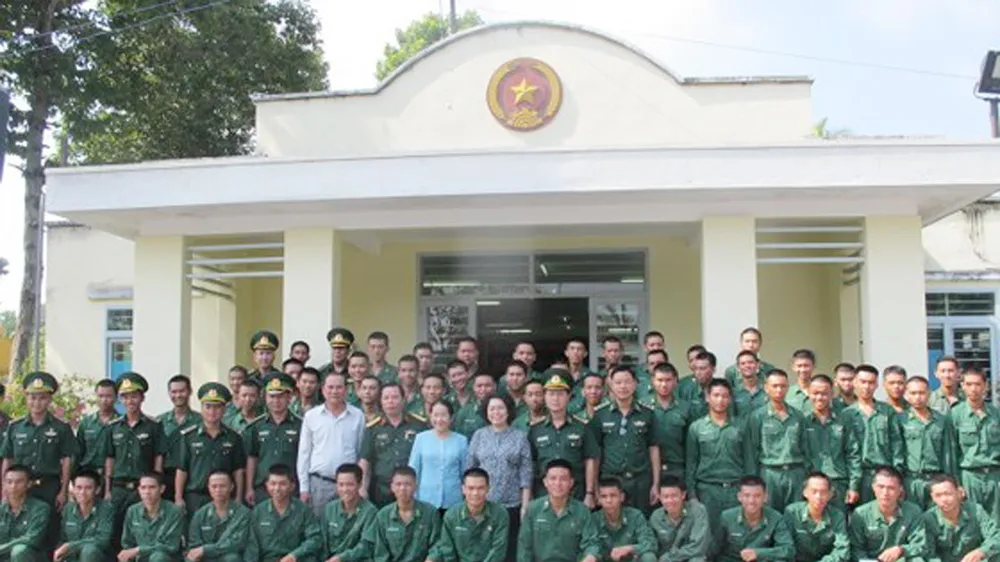  Đoàn lãnh đạo TPHCM thăm, động viên chiến sĩ mới tại Tây Ninh 
