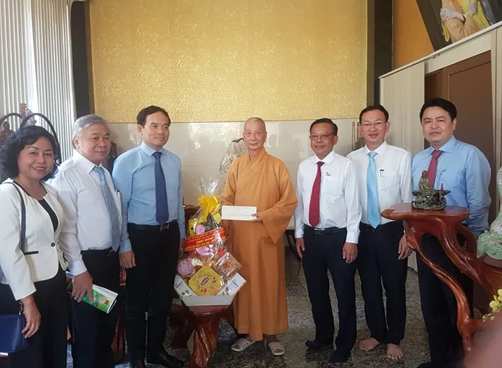Đoàn lãnh đạo Thành ủy, HĐND, UBND, Ủy ban MTTQ Việt Nam TPHCM do đồng chí Trần Lưu Quang, Ủy viên Trung ương Đảng, Phó Bí thư Thường trực Thành ủy, làm trưởng đoàn đã đi thăm, chúc mừng Hòa thượng Thích Trí Quảng