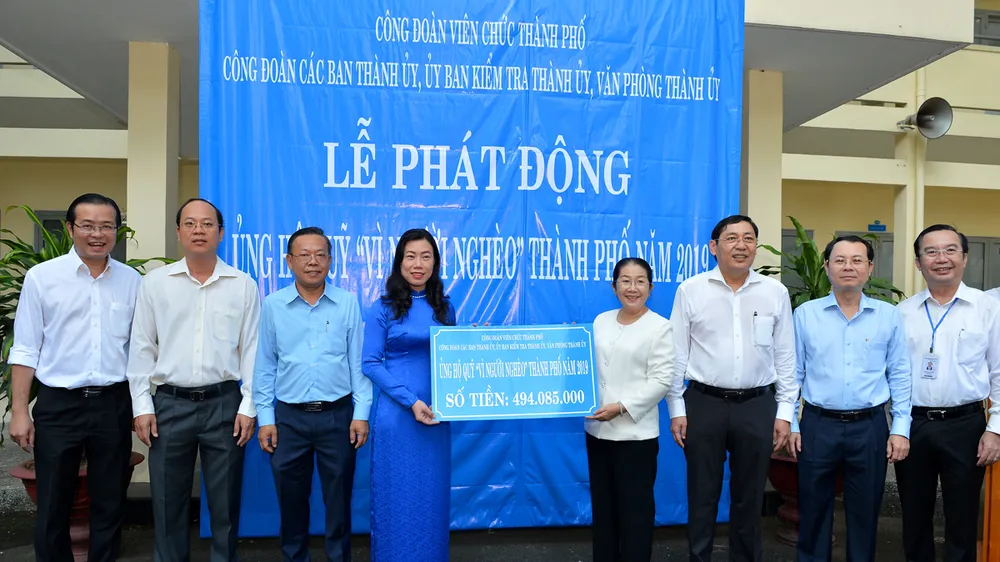 Phó Bí thư Thành ủy TPHCM Võ Thị Dung cùng các đồng chí lãnh đạo TP trao ủng hộ Quỹ "Vì người nghèo". Ảnh: VIỆT DŨNG