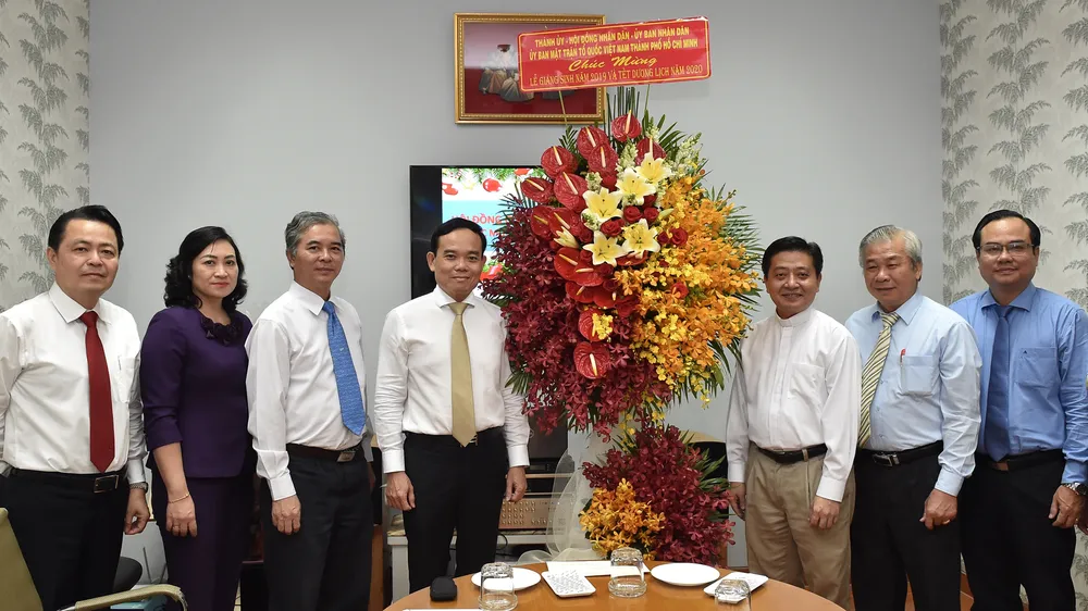  Phó Bí thư Thường trực Thành ủy TPHCM Trần Lưu Quang cùng các đồng chí lãnh đạo TPHCM thăm và chúc mừng Văn phòng Hội đồng Giám mục Việt Nam. Ảnh: VIỆT DŨNG