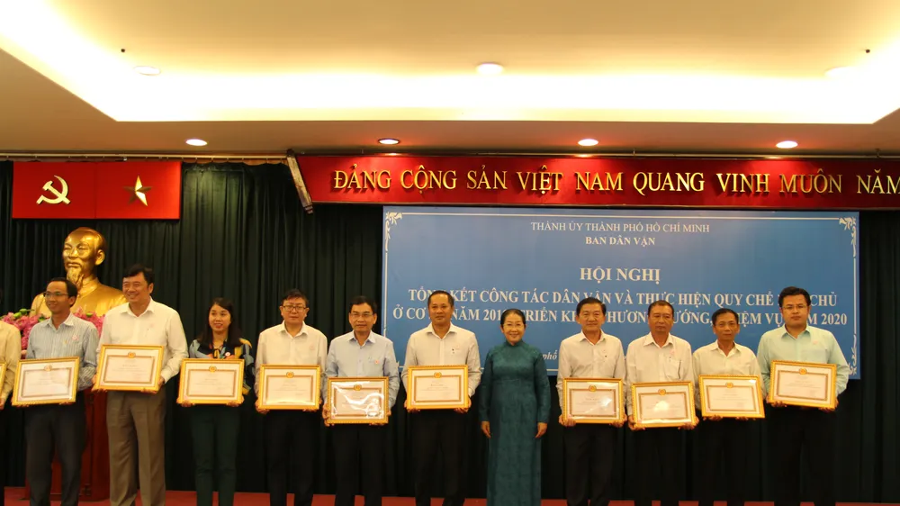 Phó Bí thư Thành ủy Võ Thị Dung trao tặng bằng khen cho các tập thể có thành tích xuất sắc trong công tác dân vận năm 2019