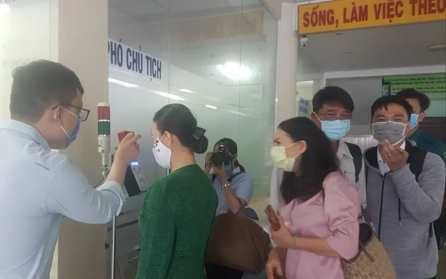 Đo thân nhiệt tại UBND phường Thảo Điền