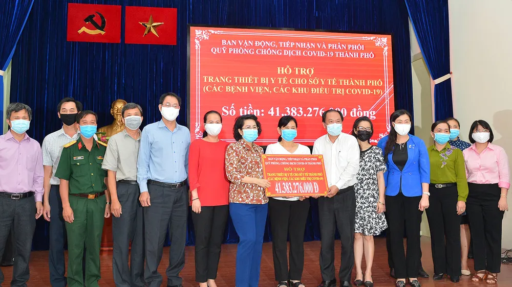 Bà Tô Thị Bích Châu và Ban Vận động, tiếp nhận và phân phối Quỹ phòng chống dịch Covid-19 hỗ trợ trang thiết bị y tế cho Sở Y Tế TPHCM. Ảnh: VIỆT DŨNG