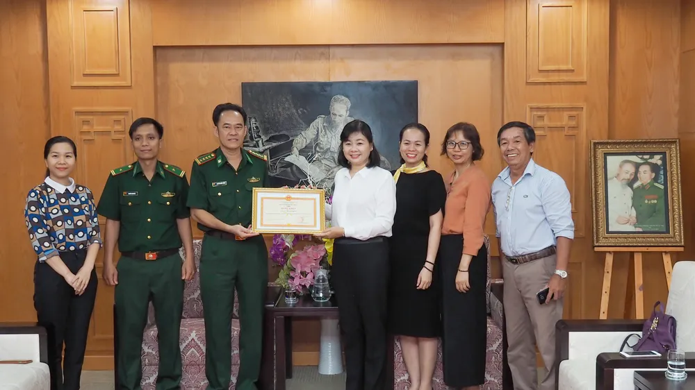 Đại diện lãnh đạo Bộ Tư lệnh Bộ đội Biên phòng trao tặng bằng khen cho Báo SGGP