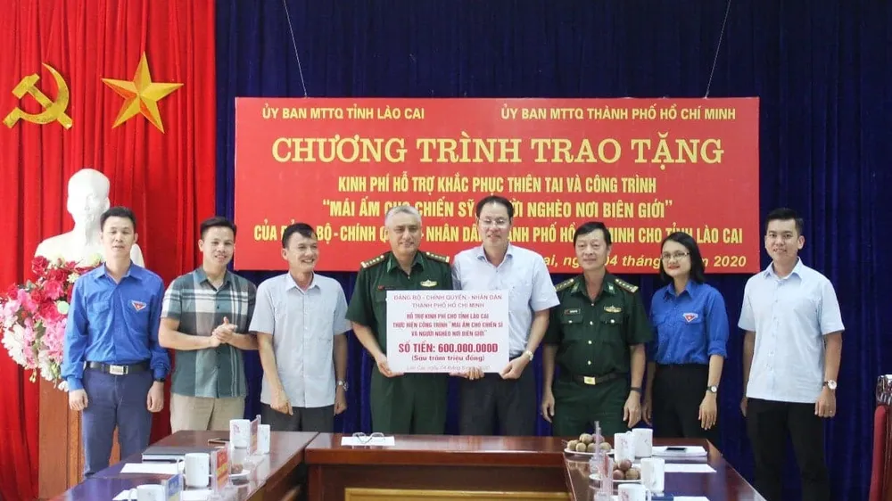 Trao bảng tượng trưng tặng 600 triệu đồng cho tỉnh Lào Cai trong chương trình "Mái ấm cho chiến sĩ và người nghèo nơi biên cương"