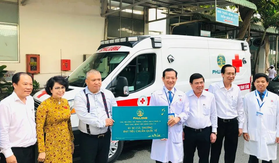 Bệnh viện Nhân Dân 115 tiếp nhận xe cứu thương phục vụ công tác phòng, chống dịch Covid-19. Ảnh: HOÀI NAM
