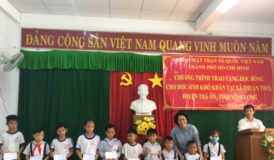 Chủ tịch Ủy ban MTTQ Việt Nam TPHCM Tô Thị Bích Châu tặng học bổng các em học sinh bậc tiểu học, gia đình hộ nghèo