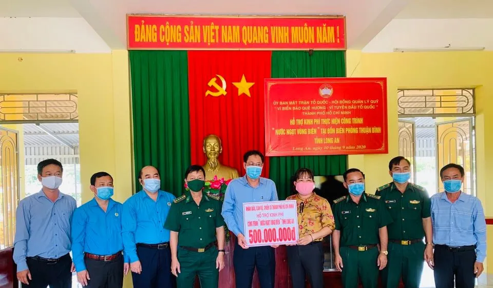 TPHCM thăm, tặng quà lực lượng biên phòng tỉnh Long An tham gia phòng chống dịch Covid-19