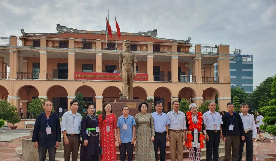 Đoàn đại biểu già làng, trưởng bản tiêu biểu vùng biên giới phía Bắc dâng hương tưởng niệm Chủ tịch Hồ Chí Minh