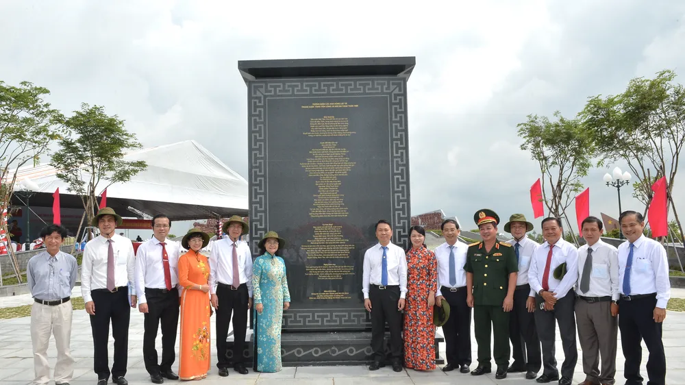 Chủ tịch HĐND TPHCM Nguyễn Thị Lệ, Phó Chủ tịch Thường trực UBND TPHCM Lê Thanh Liêm cùng các đại biểu tại lễ khánh thành. Ảnh: VIỆT DŨNG