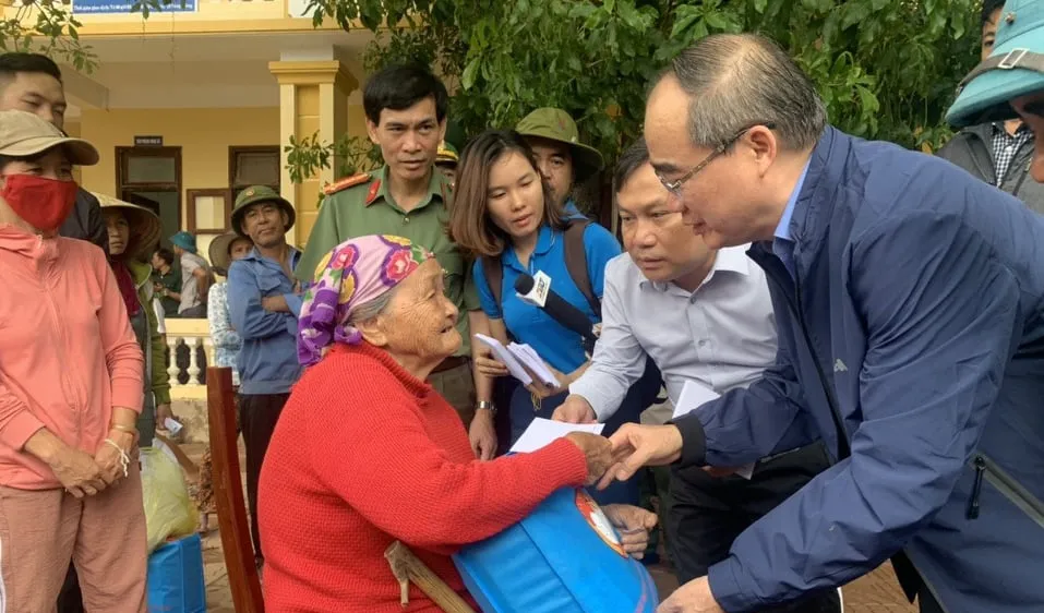 Đồng chí Nguyễn Thiện Nhân bày tỏ tình cảm, sự chia sẻ với những khó khăn mà người dân vùng lũ tỉnh Quảng Bình và các tỉnh miền Trung đang phải gánh chịu