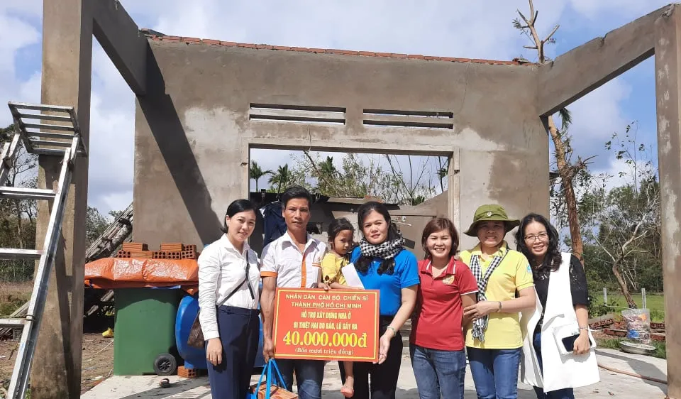 Trao kinh phí xây dựng nhà cho một hộ gia đình bị sập nhà