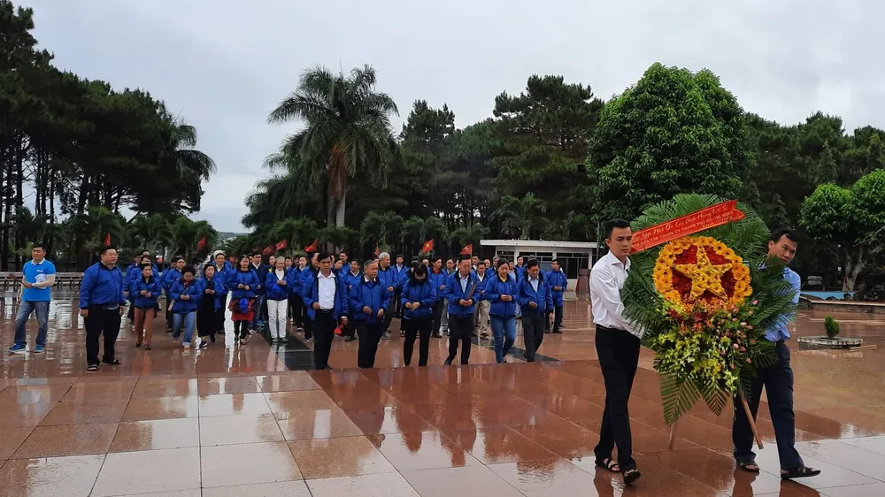 Đoàn cán bộ dân vận tiêu biểu TPHCM dâng hương tại Nghĩa trang liệt sĩ Đắk Lắk 