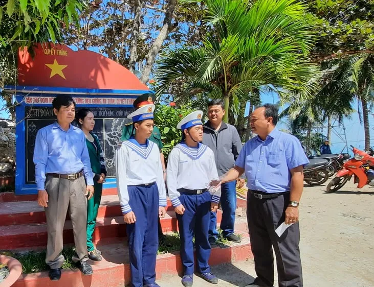 Đoàn đại biểu các tỉnh thành Nam bộ đi thăm, chúc tết cán bộ, chiến sĩ tại Vùng biển Tây Nam 