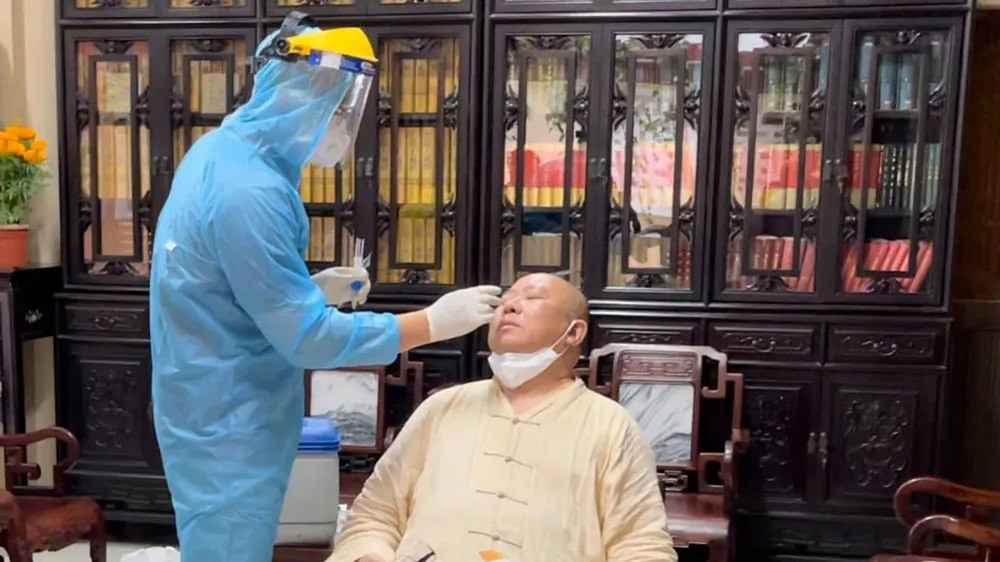 Lấy mẫu xét nghiệm những người có liên quan tại chùa Viên Giác, quận Tân Bình