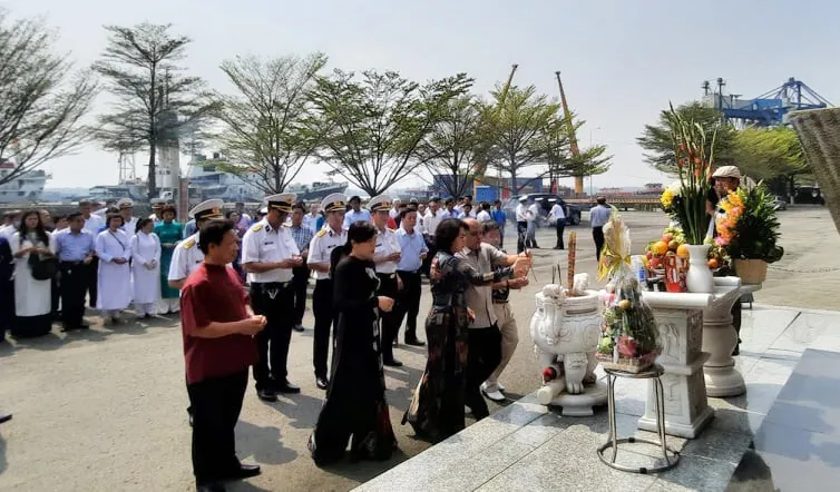 Dâng hương tưởng niệm 64 anh hùng liệt sĩ hy sinh tại đảo đá Gạc Ma