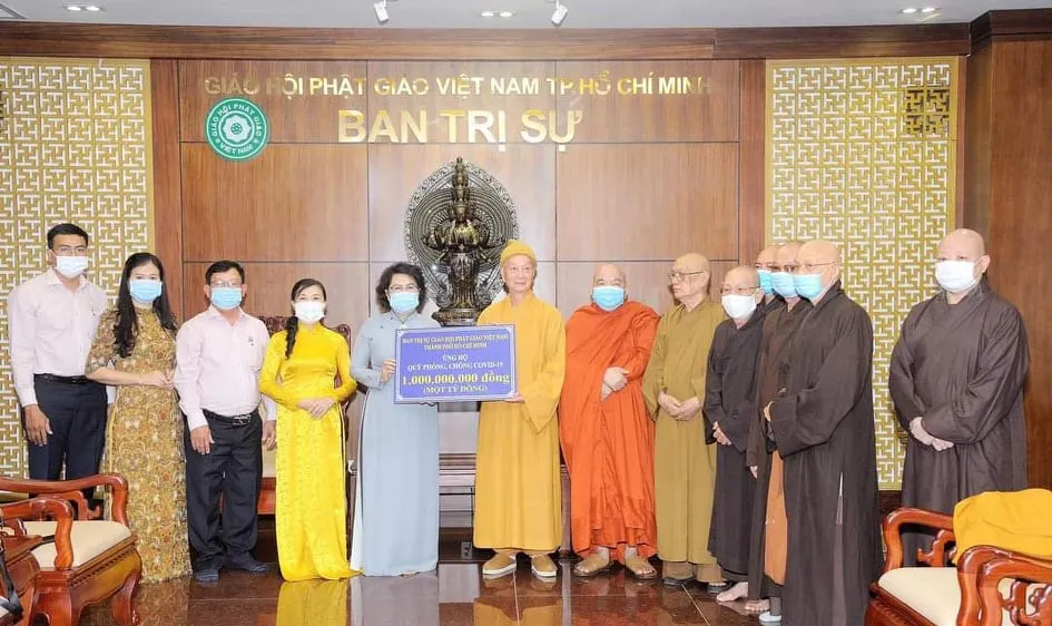 Hòa thượng Thích Trí Quảng, Đệ nhất Phó Pháp chủ Giáo hội Phật giáo Việt Nam, Trưởng Ban Trị sự Giáo hội Phật giáo Việt Nam TPHCM trao bảng tượng trưng số tiền 1 tỷ đồng ủng hộ Quỹ "Phòng chống dịch Covid-19 TPHCM"