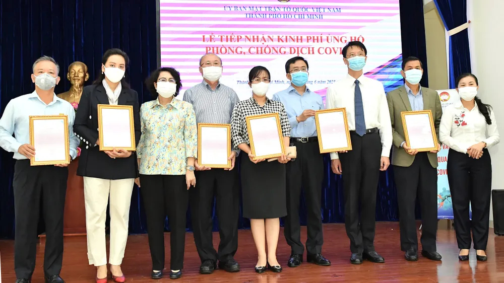 Chủ tịch Ủy ban MTTQ Việt Nam TPHCM Tô Thị Bích Châu tiếp nhận ủng hộ của các cá nhân, doanh nghiệp. Ảnh: VIỆT DŨNG