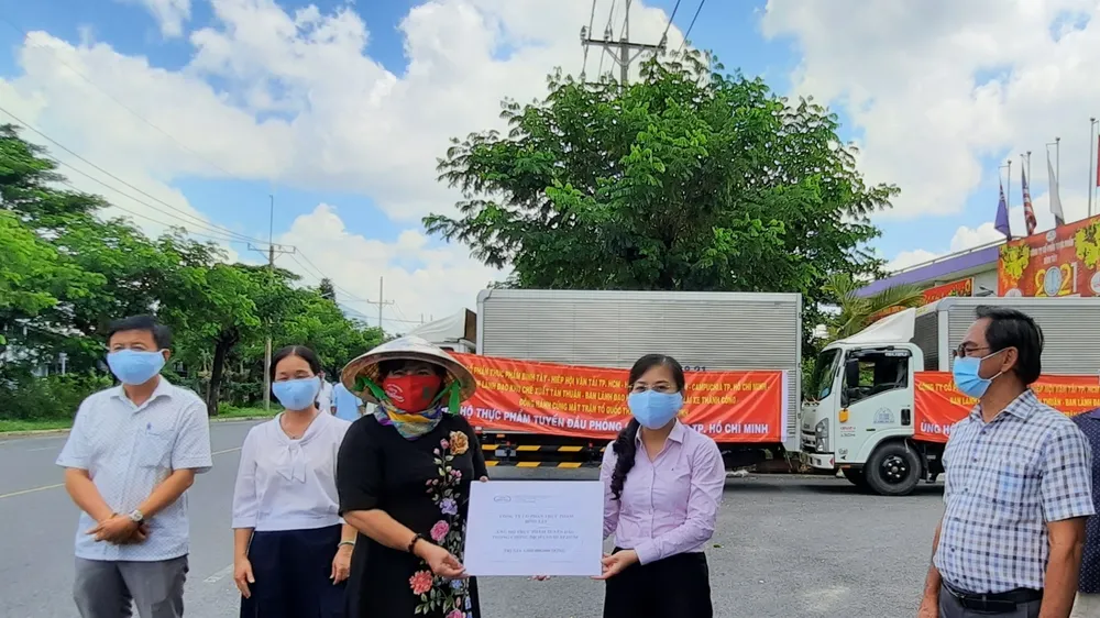 Hơn 1,3 tỷ đồng hàng hóa, thực phẩm ủng hộ các lực lượng tuyến đầu phòng, chống dịch Covid-19 