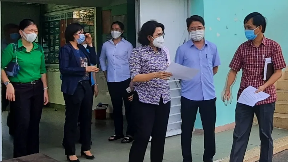 Đoàn kiểm tra khảo sát thực tế địa điểm sân bóng đá Phú Nhuận, số 3 Hoàng Minh Giám, phường 9 (quận Phú Nhuận), dự kiến xây dựng khu cách ly tập trung với hơn 600 người