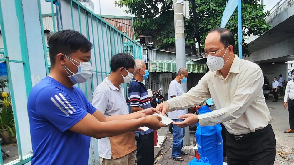 Lãnh đạo Thành ủy TPHCM thăm, động viên các hộ dân bị mất nhà trong vụ cháy ở quận 8