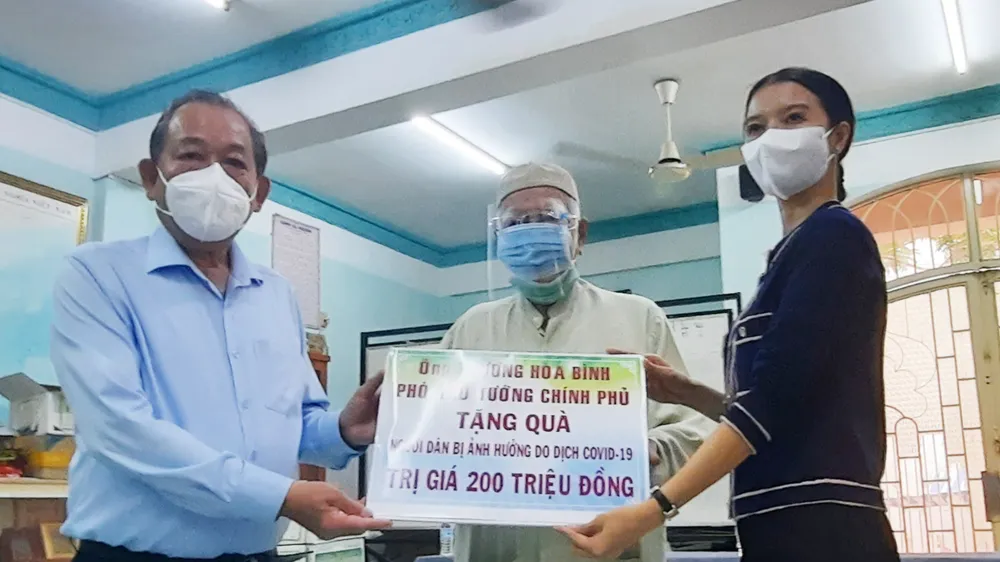 Phó Thủ tướng Thường trực Trương Hòa Bình thăm, tặng quà cộng đồng người Chăm ở TPHCM