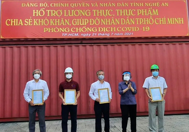 Chủ tịch Ủy ban MTTQ Việt Nam TPHCM Tô Thị Bích Châu gửi thư cám ơn của lãnh đạo Thành ủy TPHCM đến đại diện các doanh nghiệp ủng hộ công tác vận chuyển, tiếp nhận gần 300 tấn hàng hóa