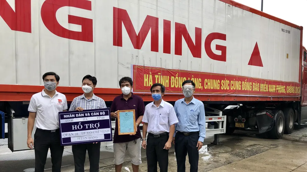 Tiếp nhận 18 container hàng hóa thiết yếu từ tỉnh Hà Tĩnh hỗ trợ TPHCM 