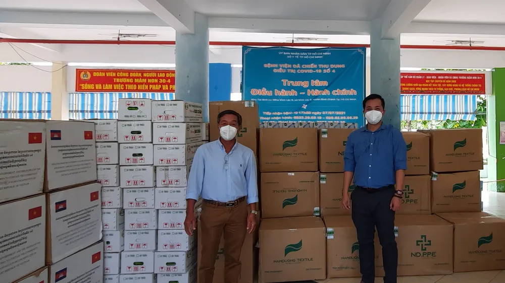 50.000 khẩu trang y tế và thực phẩm thiết yếu hỗ trợ Bệnh viện dã chiến thu dung điều trị Covid-19 (xã Vĩnh Lộc B, huyện Bình Chánh)