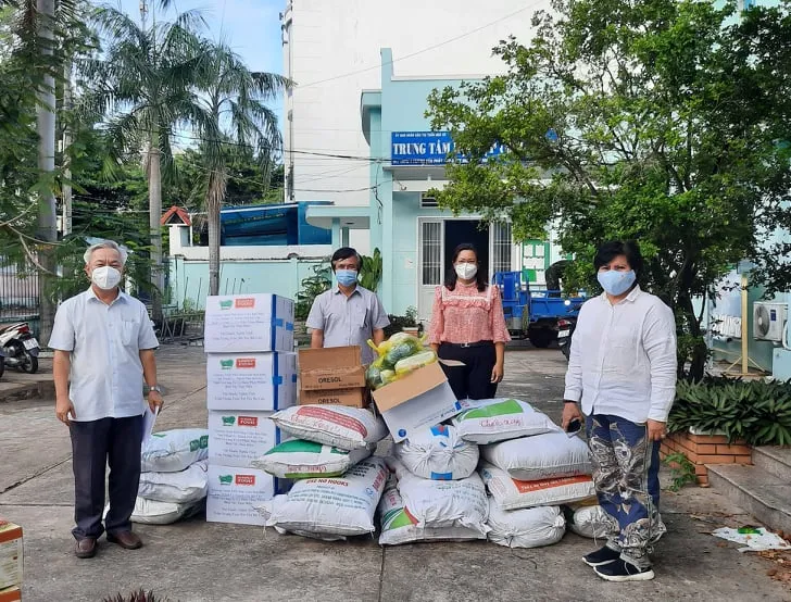 Tặng 400 túi thuốc an sinh hỗ trợ người F0 tại huyện Nhà Bè