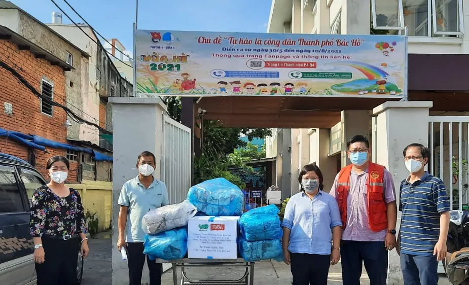 Phó Ban Thường trực Ban Dân vận Thành ủy TPHCM Nguyễn Thị Bạch Mai (bìa trái) trao 200 túi thuốc nghĩa tình đến phường 8, quận 4